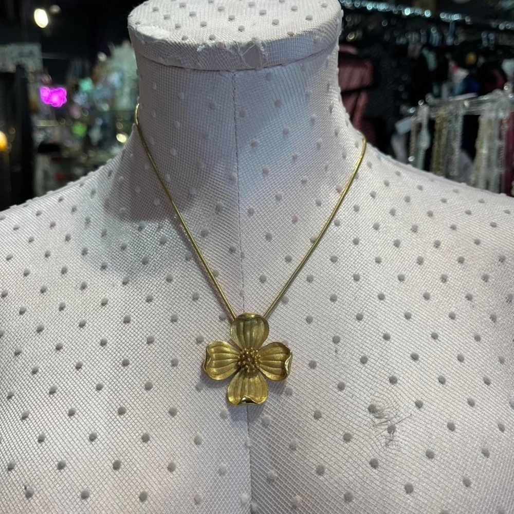 Vintage Gold Tone Dogwood Flower Pendant Necklace – Signed Trifari